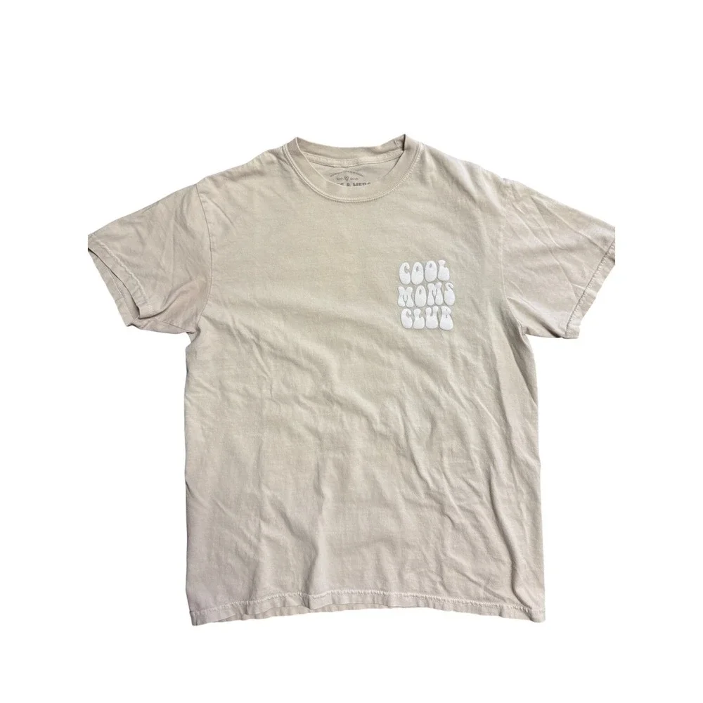 Hubs & Hers Cool Moms Club Graphic Tee Beige Sand Puff Print T-Shirt Medium - Picture 1 of 4